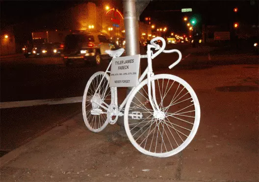 bicicleta blanca plataforma urbana