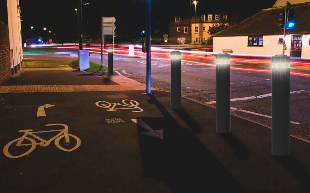 Bolardo con tecnología de luces led ultrabrillantes para proteger a ciclistas que funcionan con recarga solar