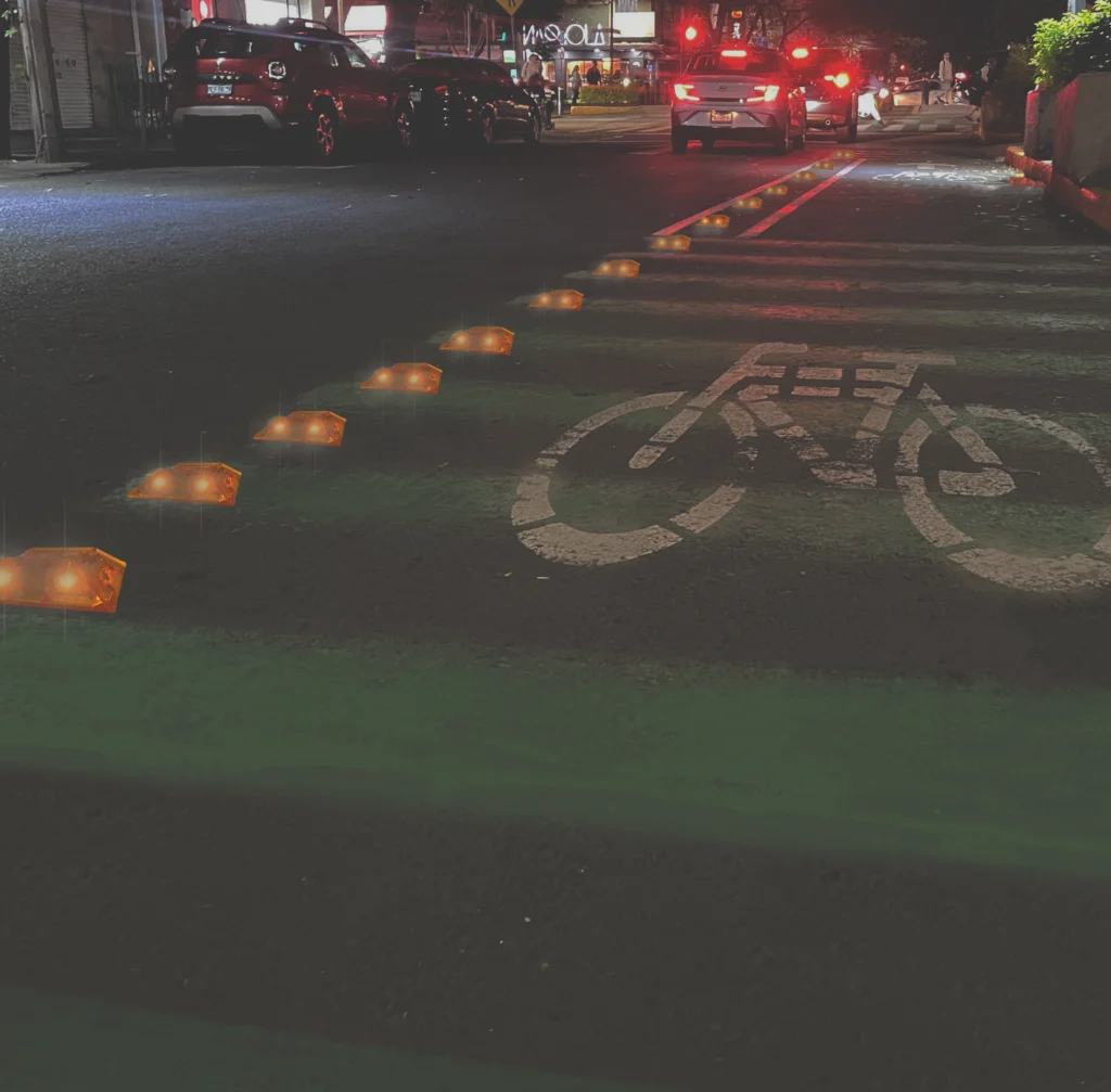 vialetas con tecnología de recarga solar y led para mostrar el camino a los ciclistas durante la noche