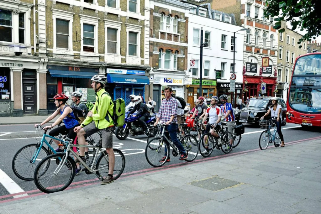 grupo de ciclistas rodando en la calle