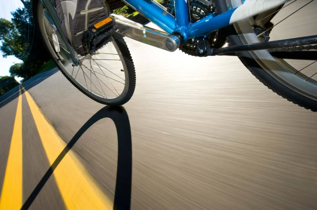 llantas para bici de ruta rodando en carretera asfaltada
