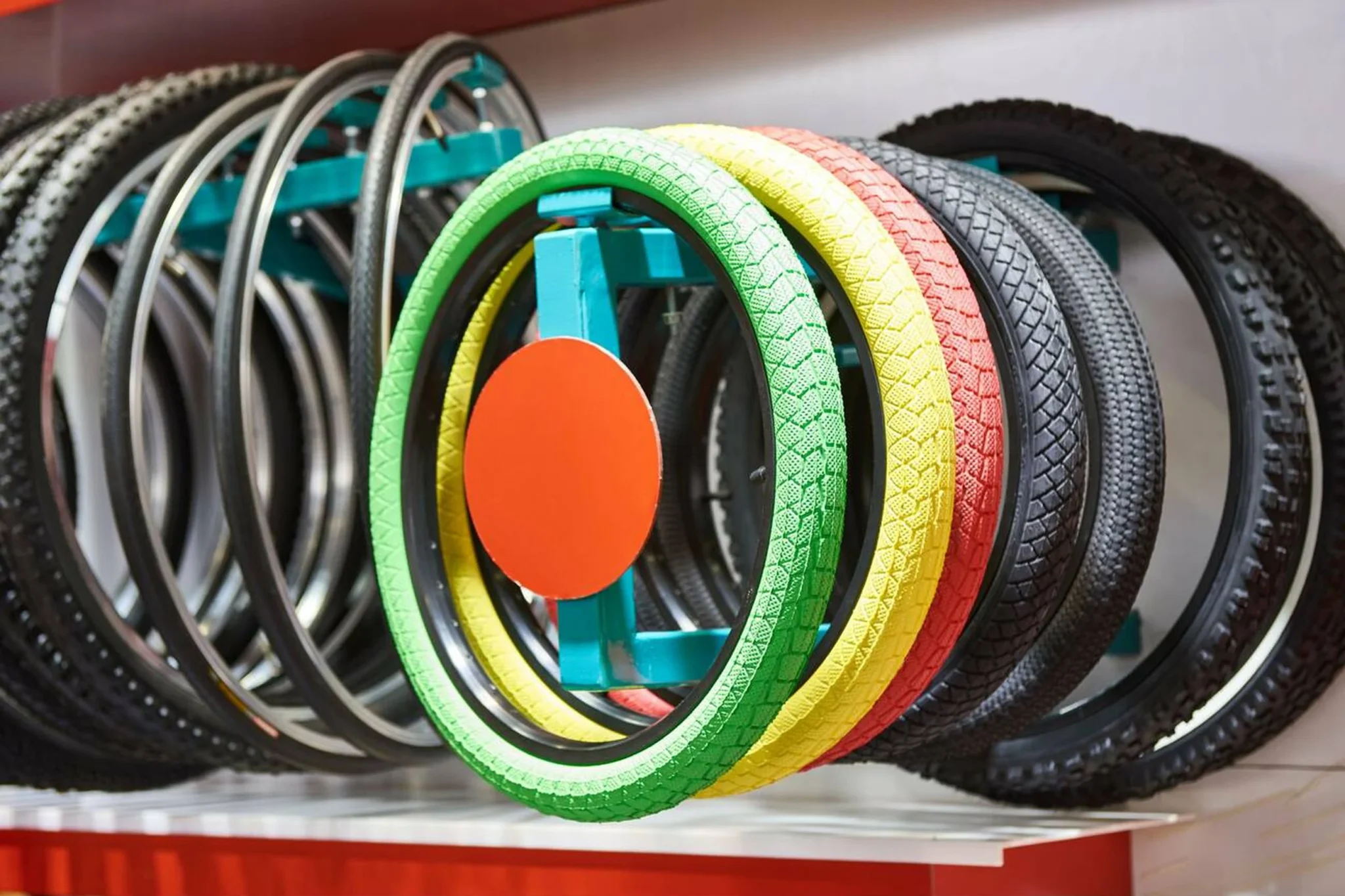 llantas para bici en soporte con diferentes colores y diseños Llantas para bicicleta Pedaleando Guía práctica