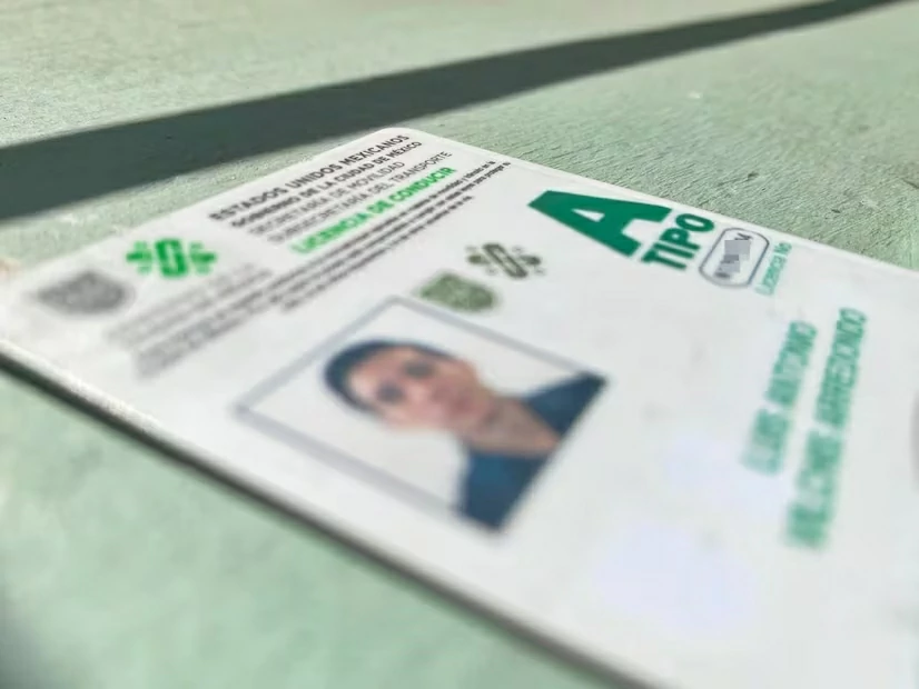 Licencia de conducir tipo A de la CDMX colocada sobre una mesa, documento obligatorio para scooters y bicicletas eléctricas.