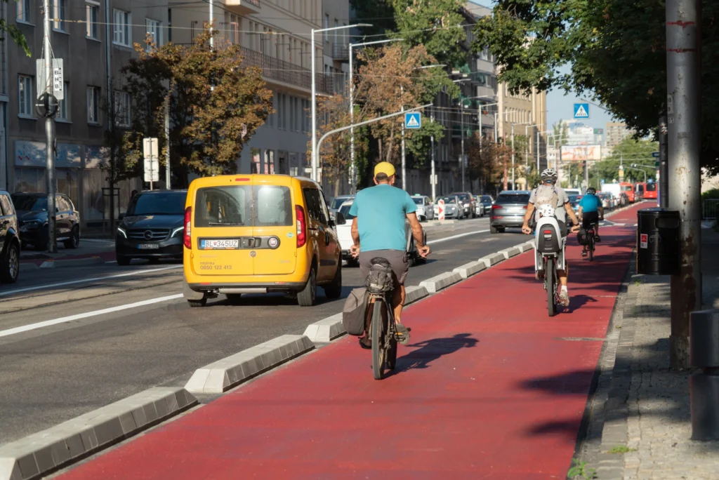 Confinadores de hormigón en Bratislava que dañaban los recorridos de los ciudadanos en su ciclovía
