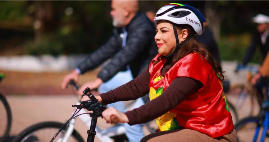 La jefa de Gobierno, Clara Brugada, durante un recorrido en bicicleta, impulsando la movilidad sustentable en la Ciudad de México.