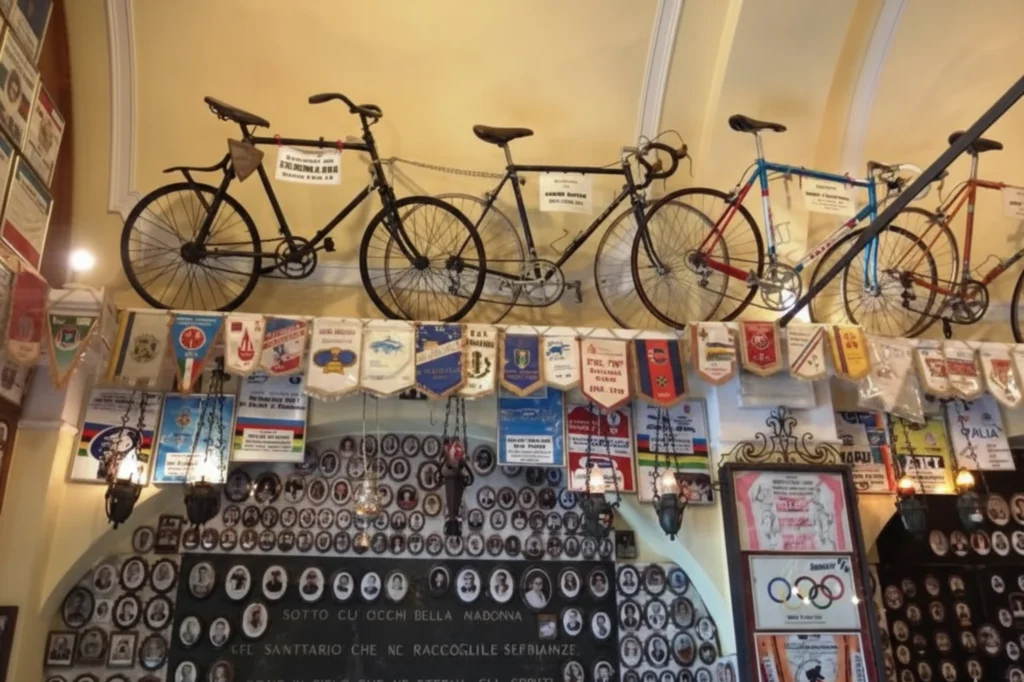 Interior del museo de la iglesia del ciclismo con bicicletas históricas y recuerdos de campeones.