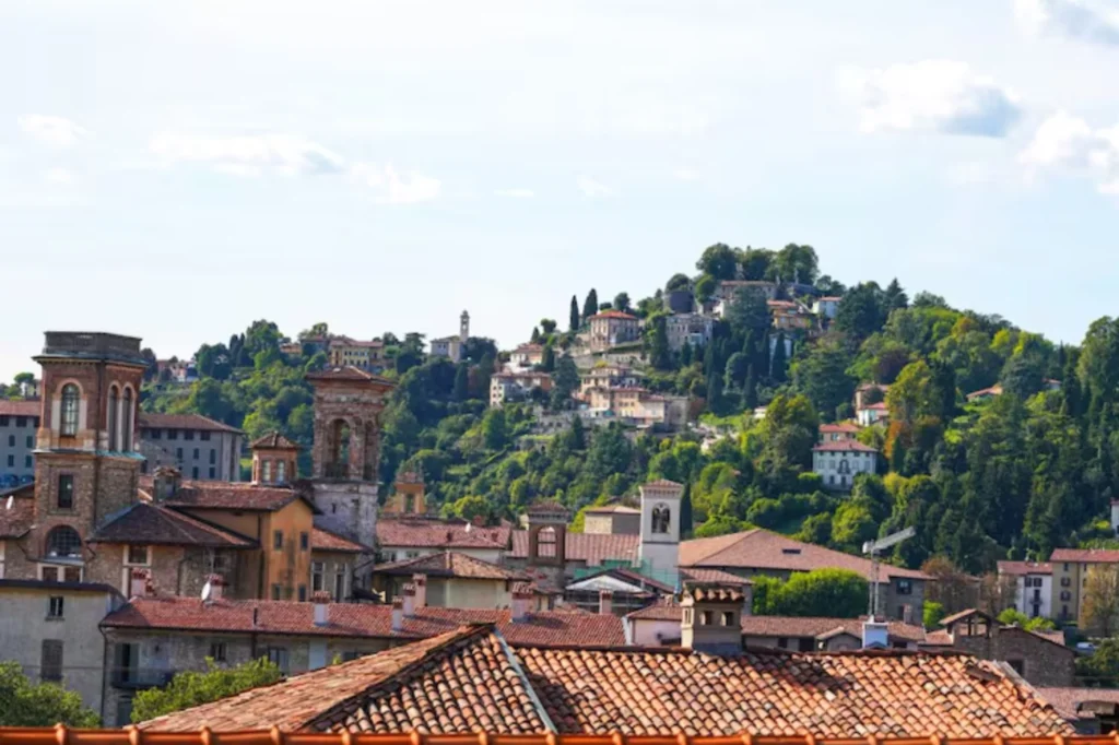Panorámica de pueblos y montañas en la región italiana de Lombardía, cuna del santuario ciclista.