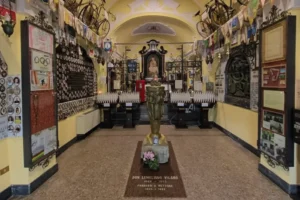 iglesia del ciclismo dónde está historia de la iglesia del ciclismo en Italia santuario de la Madonna del Ghisallo significado patrona de los ciclistas Italia museo del ciclismo en el Ghisallo por qué se llama iglesia del ciclismo bicicletas famosas en la iglesia del Ghisallo cómo llegar al santuario del Ghisallo qué ver en la iglesia del ciclismo iglesia del ciclismo Lago de Como