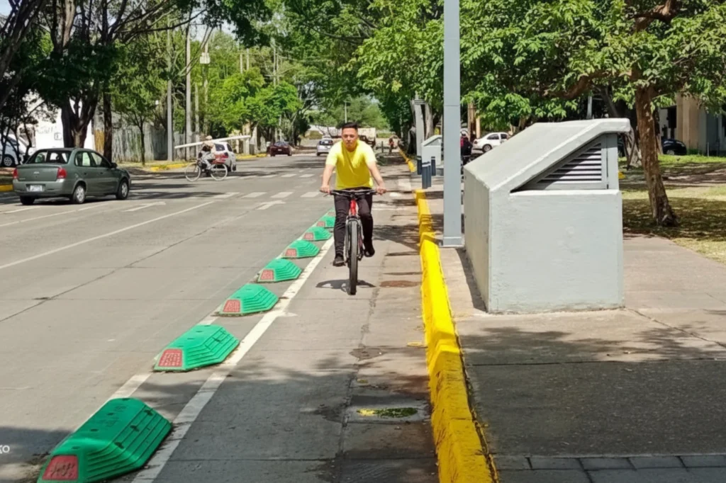 Carril ciclista protegido por canalizador vial H7 en avenida de Guadalajara.