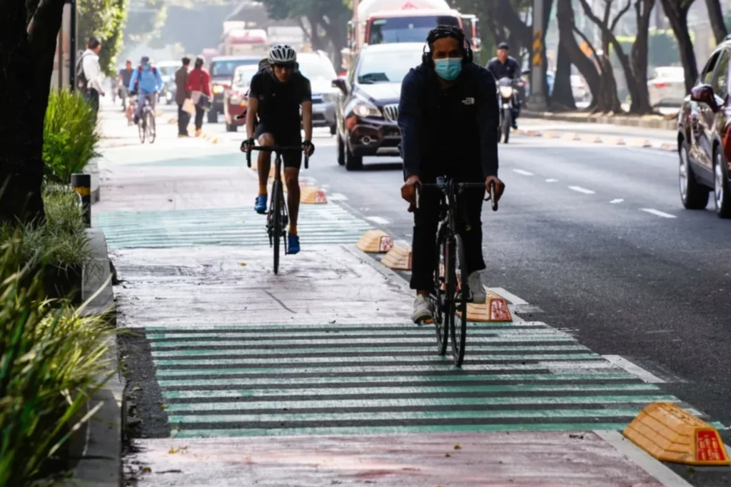 Vista del tramo consolidado de la ciclovía Insurgentes Sur con canalizadores instalados y espacio seguro para quienes pedalean.