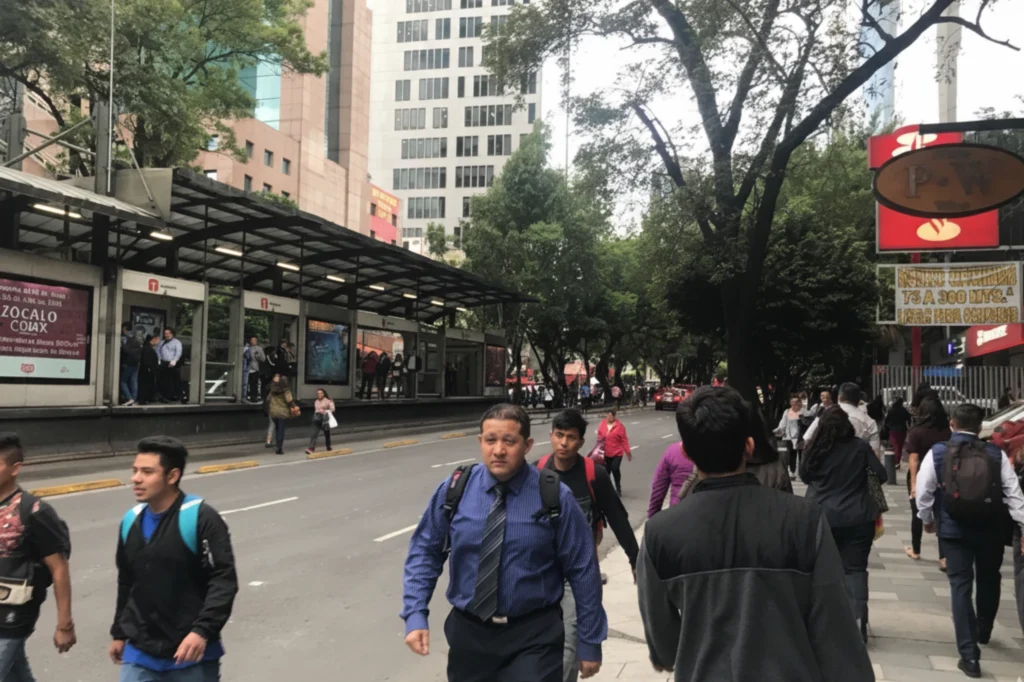 Condiciones previas del corredor ciclista en Insurgentes, mostrando la avenida antes de la habilitación del carril seguro para bicicletas.