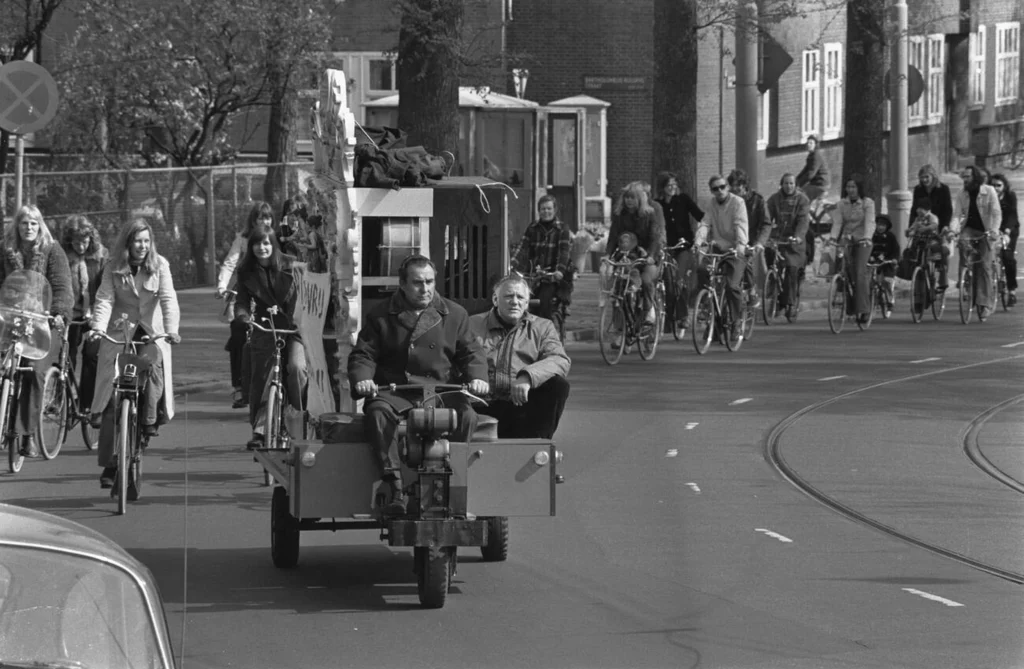 Manifestación de Stop de Kindermoord avanzando en bicicleta por Ámsterdam durante las protestas de los años setenta.