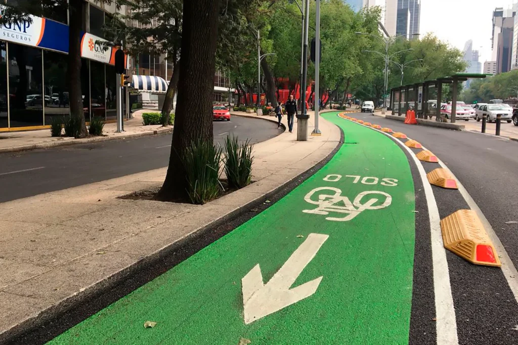 Vista del carril exclusivo de la Ciclovía Reforma en una curva protegida por elementos de confinamiento.