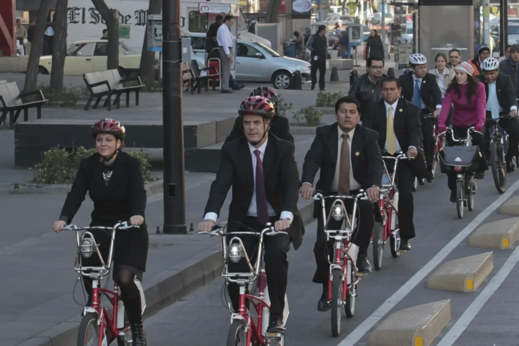 Personas usando bicicletas públicas en el corredor ciclista de Reforma durante una de las primeras etapas de operación.