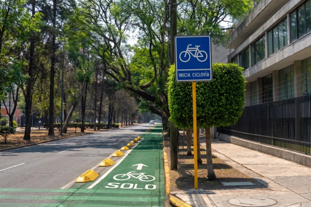 Infraestructura ciclista señalizada para mejorar rutas urbanas y fomentar la movilidad en bicicleta
