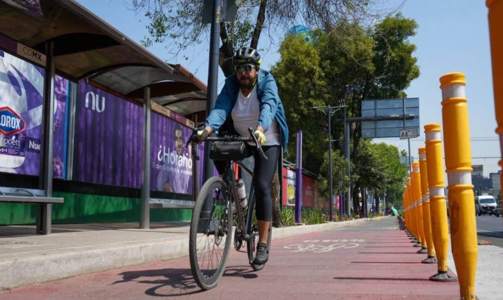 Ciclovía en Tlalpan protegida con canalizadores viales para mejorar la movilidad en bicicleta en CDMX
