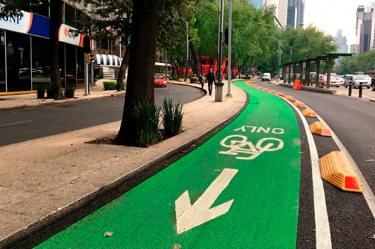 View of the exclusive lane of Ciclovía Reforma on a curve protected by confinement elements.